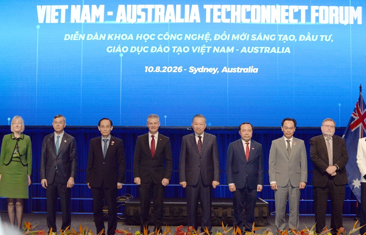 Cérémonie d'échange de documents de coopération Vietnam-Australie en présence du président Tô Lâm et du Pr Tony Haymet (à l'extrême droite). Photo: VOV