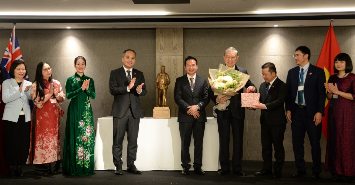 Representatives of the Vietnamese community in New Zealand present flowers to congratulate Party General Secretary and State President To Lam (Photo: Viet Nga/VOV-Australia)