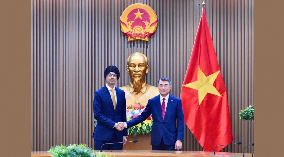 PM Le Minh Hung menerima Dubes  Singapura untuk Vietnam Rajpal Singh. Foto: VOV