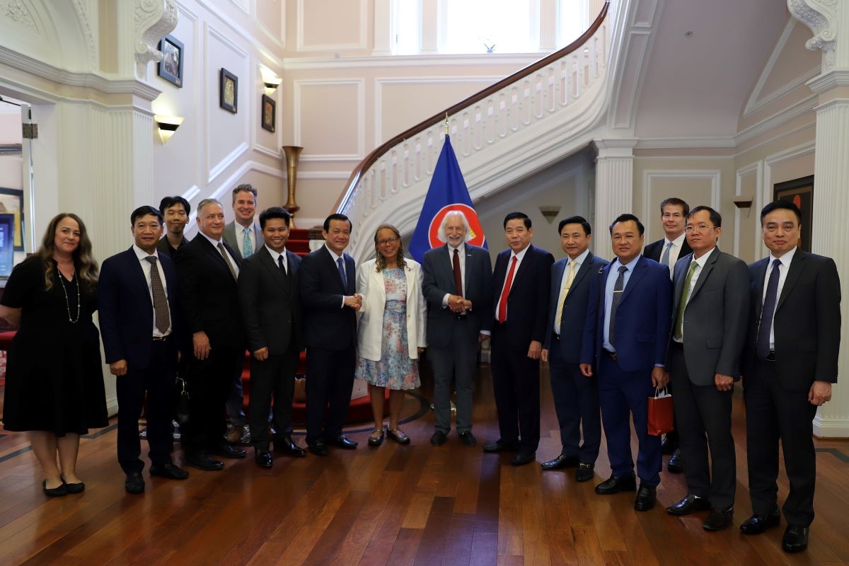 Delegasi Badan Pengarah 515 bersama tim peneliti Inisiatif Pencarian Warga Vietnam yang Hilang dalam Perang. Foto: Quang Trung/VOV-Washington