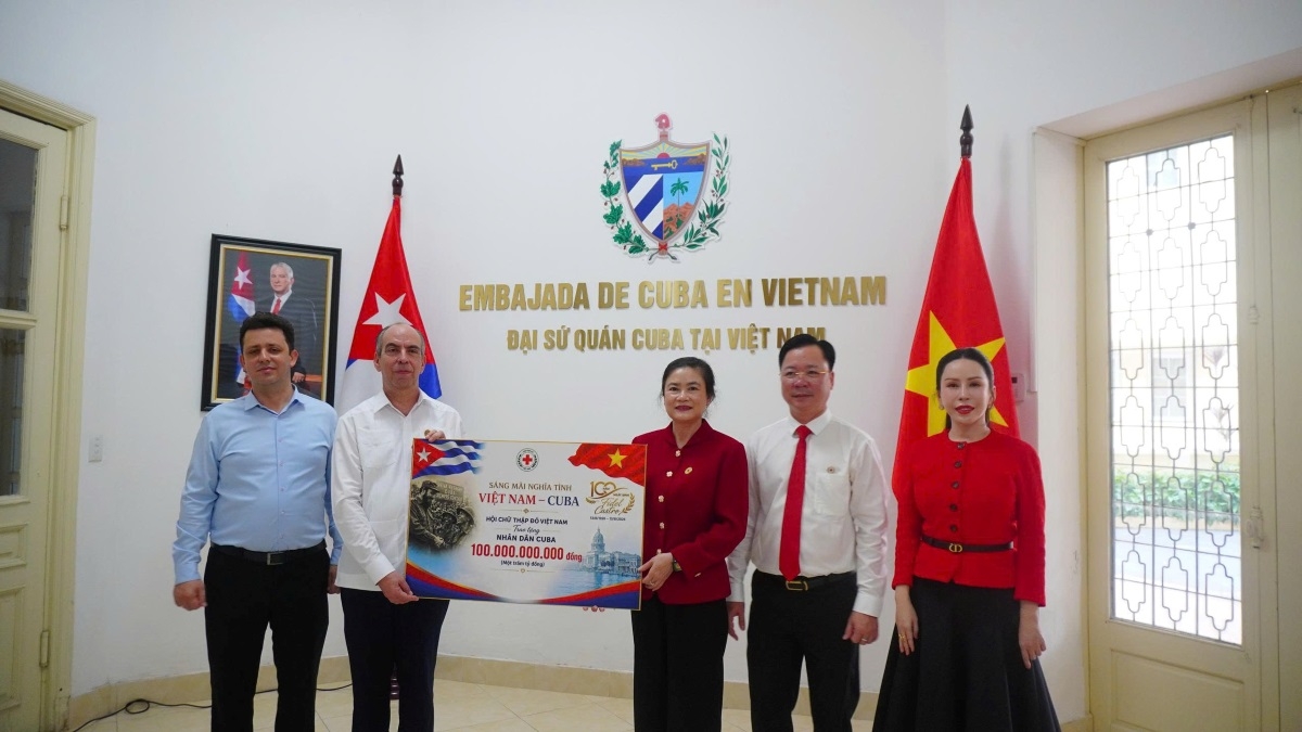 Trung ương Hội Chữ thập đỏ Việt Nam trao tượng trưng khoản hỗ trợ 100 tỷ đồng của nhân dân Việt Nam dành cho nhân dân Cuba. Ảnh: Phương Thoa/VOV