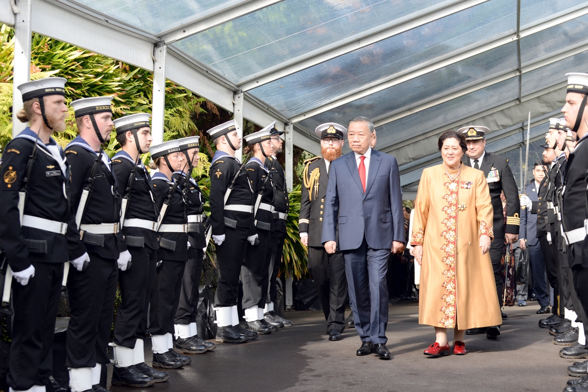 General Secretary and President To Lam and Governor-General of New Zealand Cindy Kiro review the Guard of Honour (Photo: Viet Cuong/VOV)