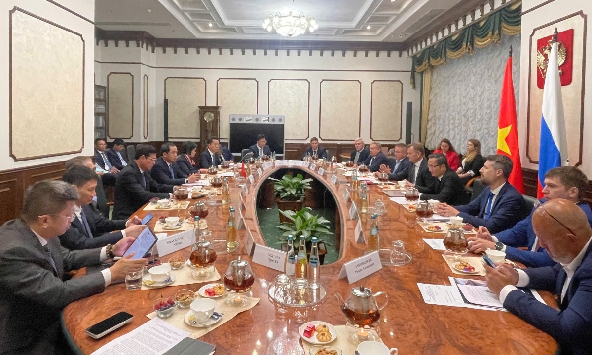 The Hanoi delegation holds a working session with the Ministry of Transport of the Russian Federation. (Photo: VOV-Moscow)