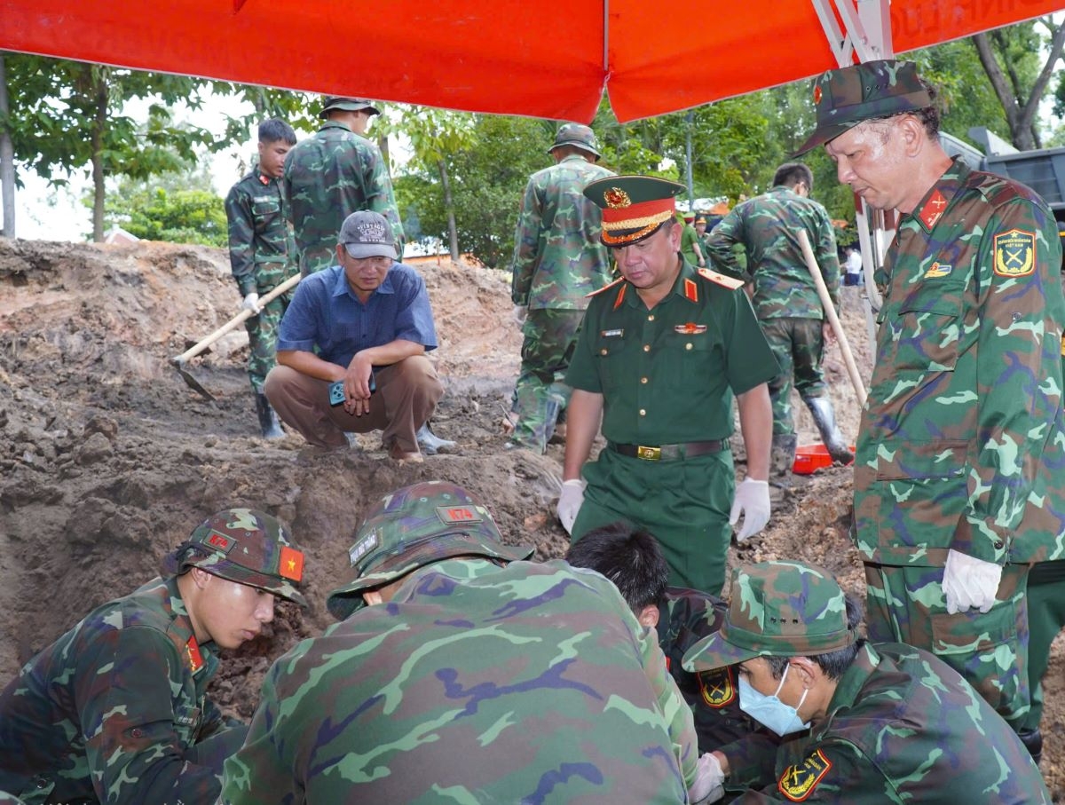 Major General Nguyen Thanh Trung (second from right) inspects the search and recovery of martyrs' remains at Le Thi Rieng Park. (Photo: Ngoc Xuan/VOV-HCMC)