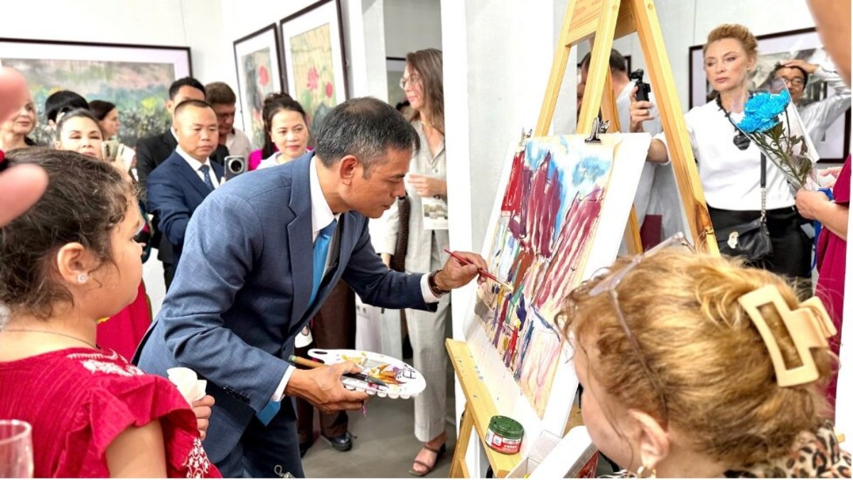 In einer Live-Performance direkt auf der Ausstellung präsentierte der Künstler Ngo Duc Hoang die Kunst der Malerei auf Do-Papier. (Foto: Huong Tra/VOV-Moscow)