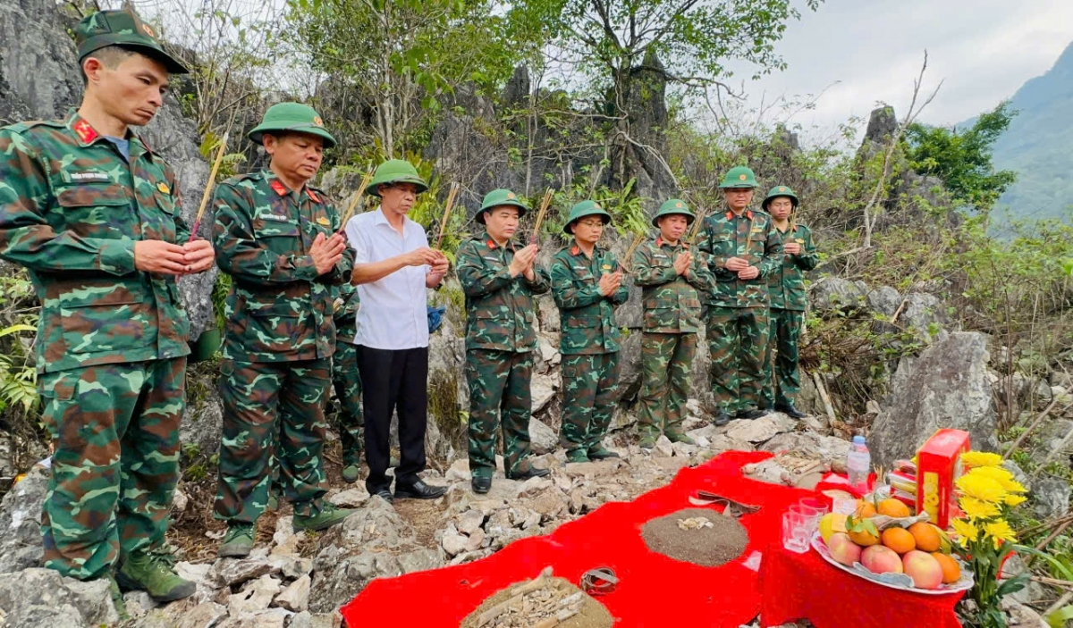 Le Manh Dung (third from left) offers incense in tribute to fallen soldiers. (Photo: Vinh Phong/VOV5)
