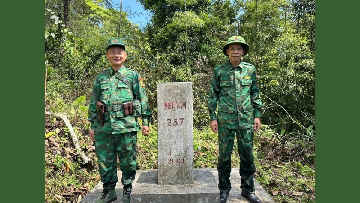 Le Manh Dung (R) joins a border patrol with Border Guard officers. (Photo: Vinh Phong/VOV5)