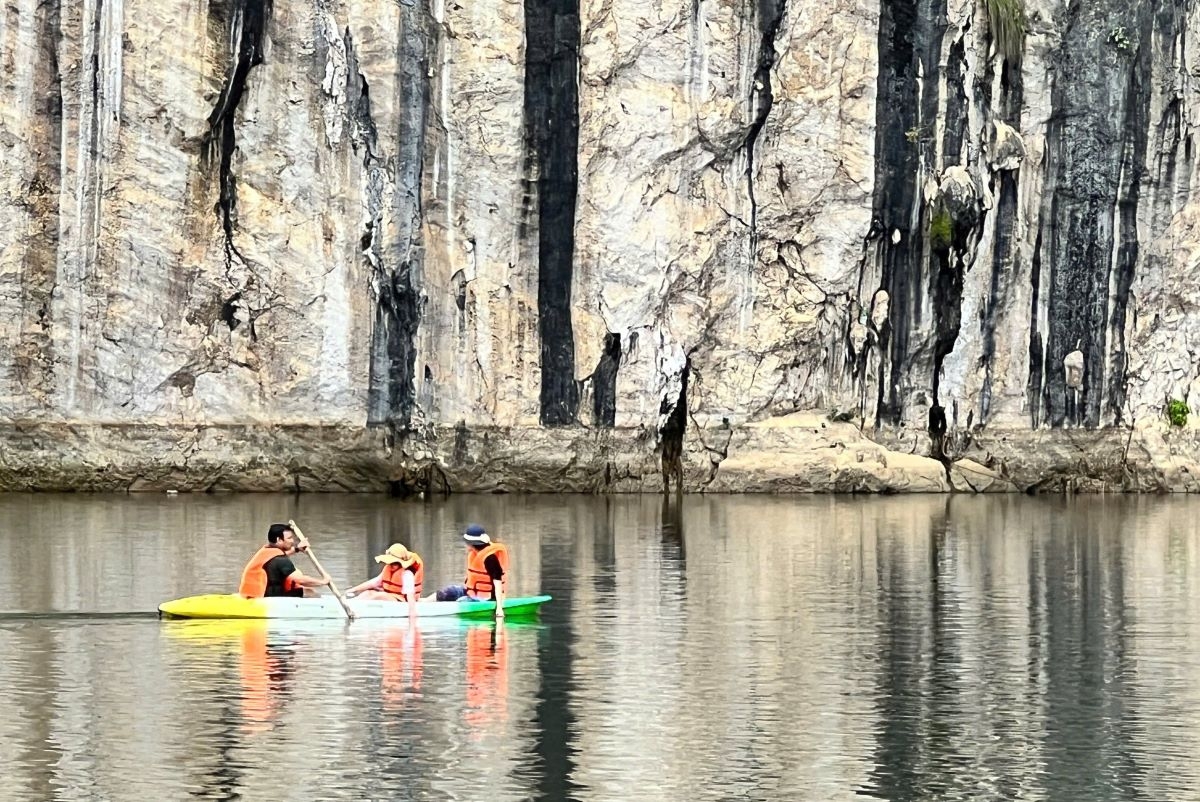 Tourists go kayak on Ta Gia Bay. (Photo: The Hung/VOV5)