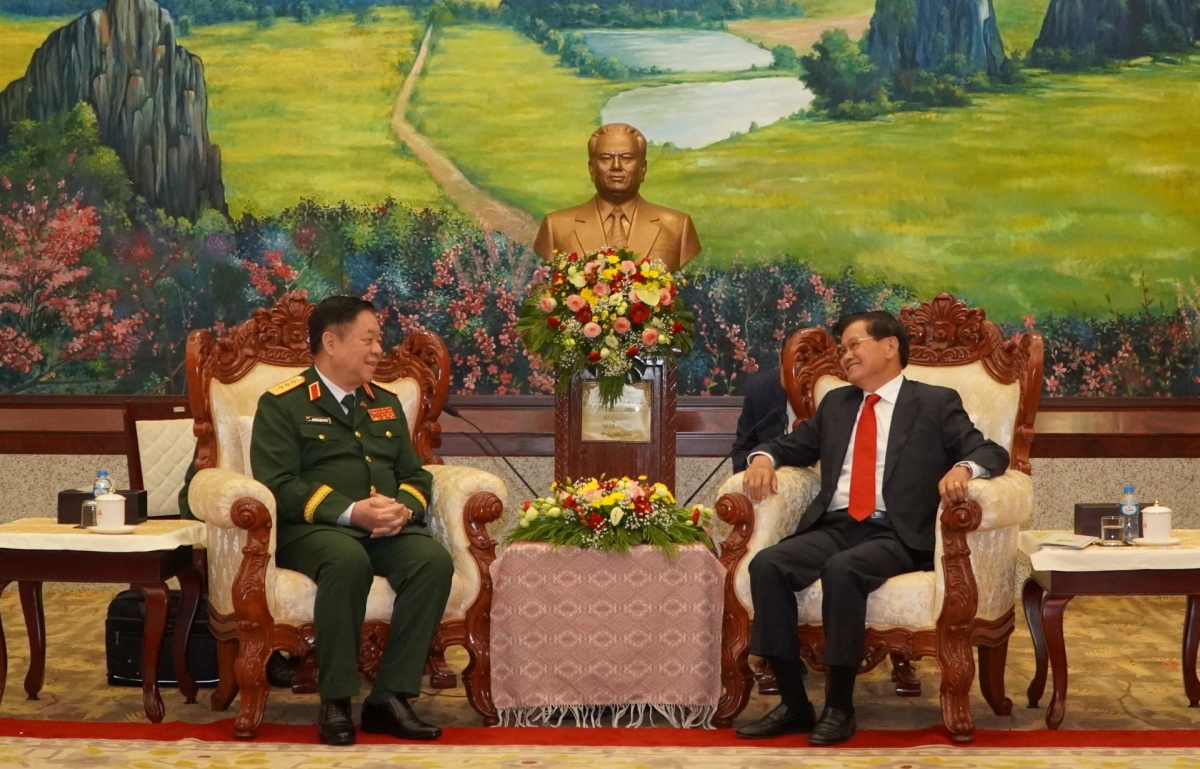 Đại tướng Nguyễn Trọng Nghĩa, Chủ nhiệm Tổng cục Chính trị , Quân đội nhân dân Việt Nam chào xã giao Tổng Bí thư, Chủ tịch nước Lào Thongloun Sisoulith. Ảnh: VOV-Vientiane