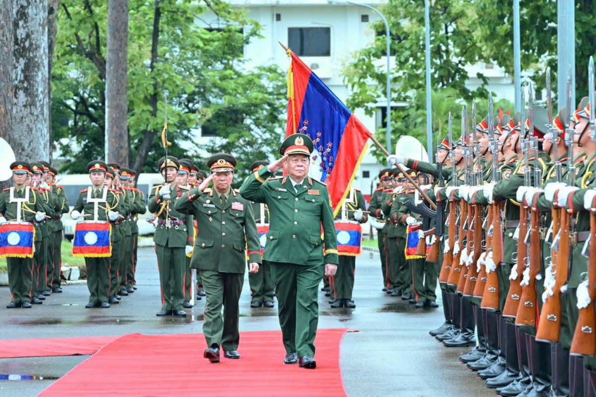 Đại tướng Nguyễn Trọng Nghĩa và Thượng tướng Vongsone Inpanphim duyệt Đội danh dự QĐND Lào. Ảnh: VOV-Vientiane