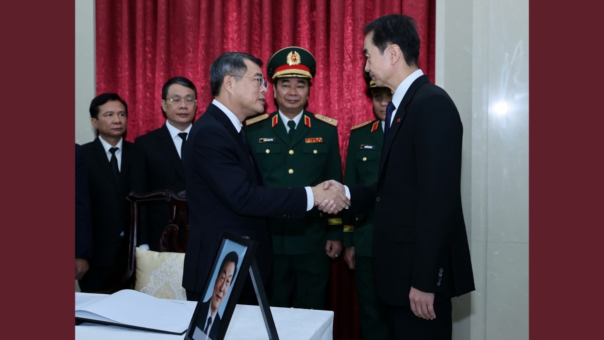 Thủ tướng Lê Minh Hưng chia buồn với cán bộ Đại sứ quán Trung Quốc tại Việt Nam. Ảnh: Lại Hoa/VOV