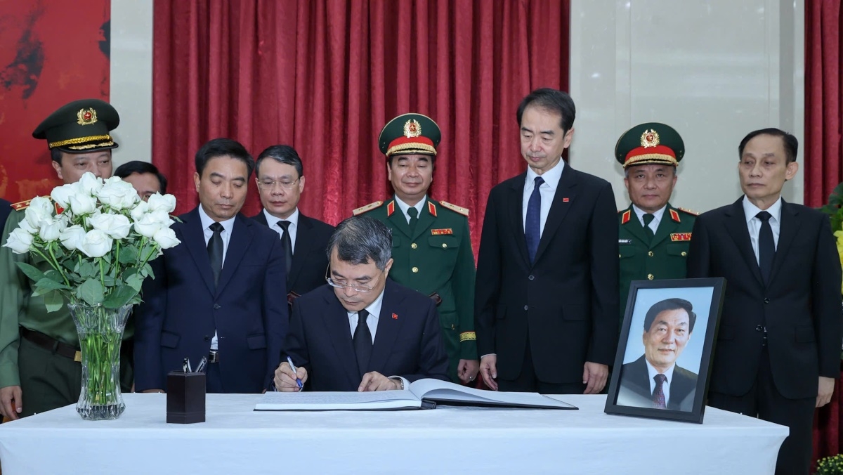 Thủ tướng Lê Minh Hưng ghi sổ tang nguyên Thủ tướng nước Cộng hòa Nhân dân Trung Hoa Chu Dung Cơ. Ảnh: Lại Hoa/VOV