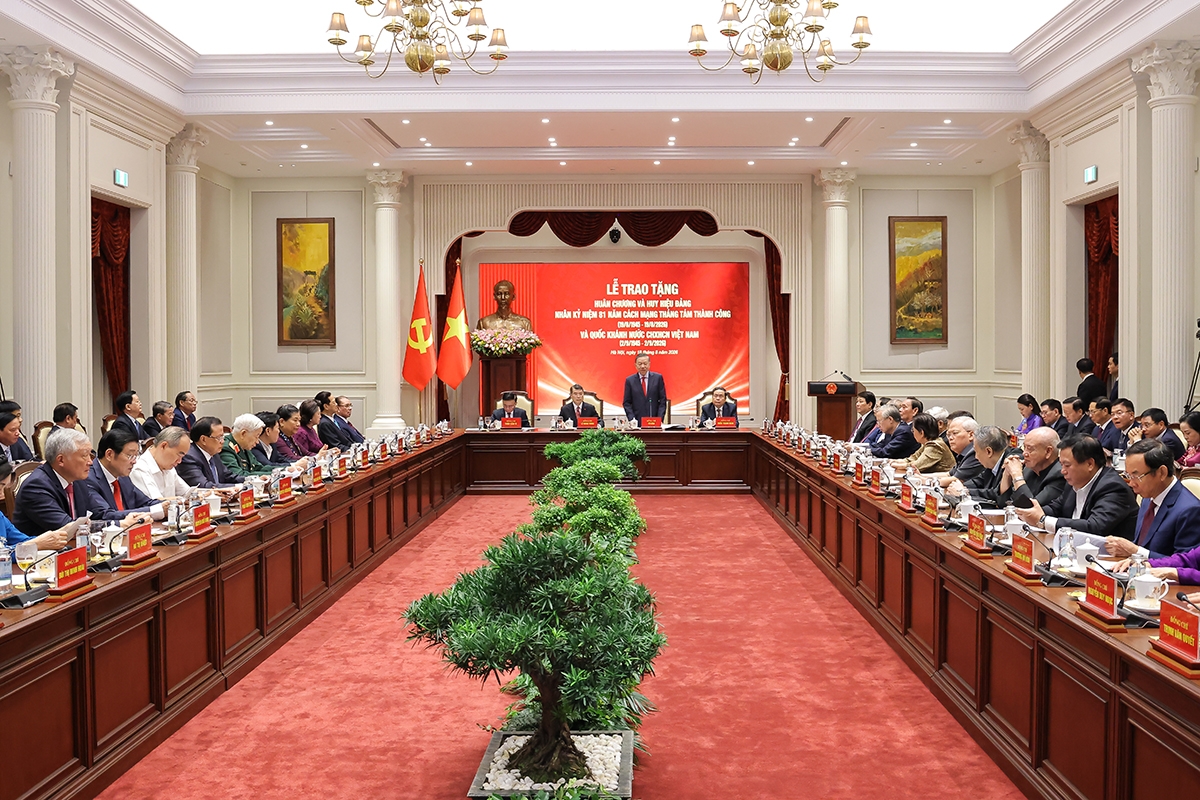 Party leader and President To Lam meets former members of the Politburo and the Secretariat, as well as members of the 13th Party Central Committee who are no longer serving in the 14th tenure, Hanoi, August 18, 2026. (Photo: Viet Cuong/VOV)