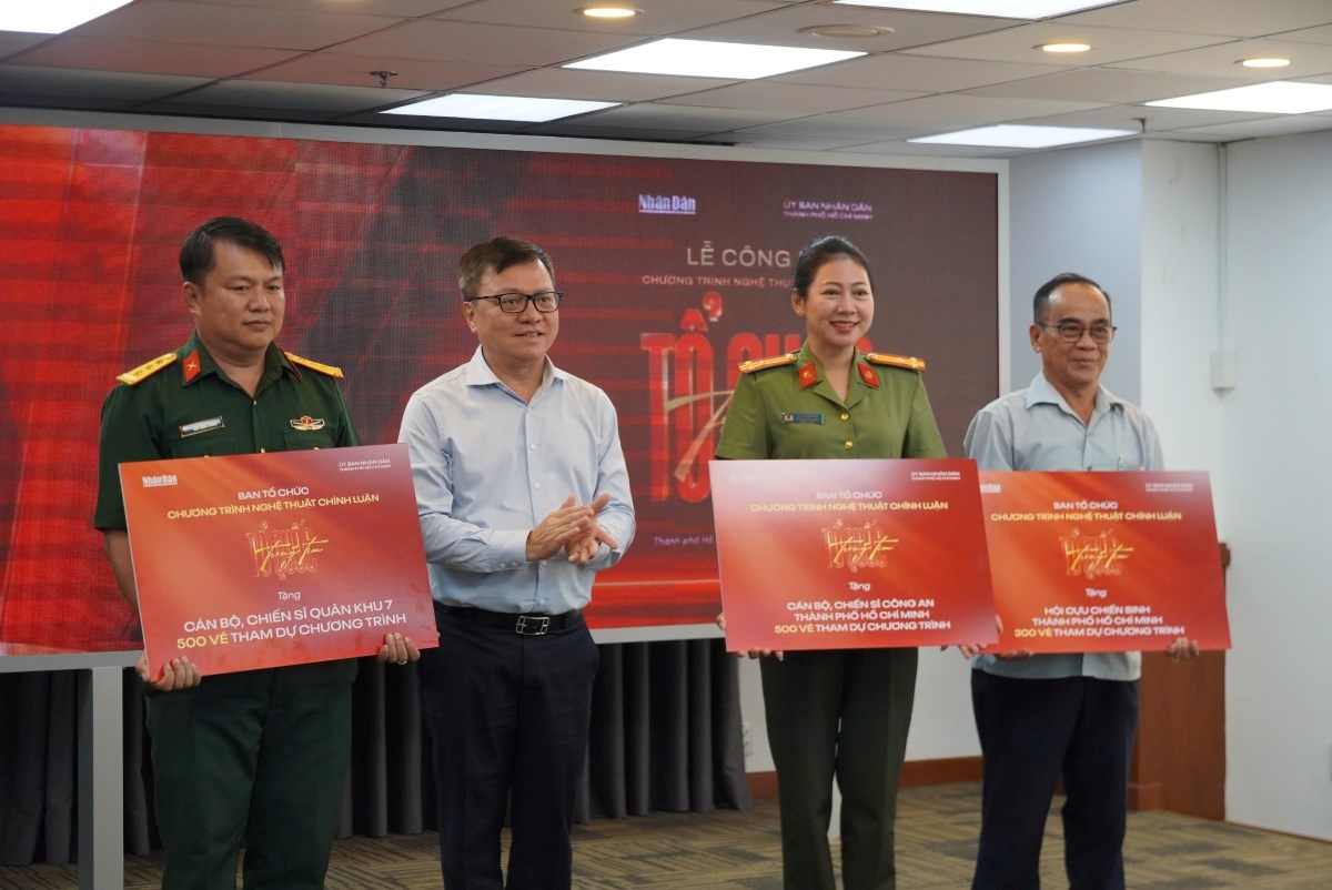 Le Quoc Minh, Editor-in-Chief of the Nhan Dan  Newspaper, gives tickets to units in Ho Chi Minh City. (Photo: Vu Huong/VOV-Ho Chi Minh City)