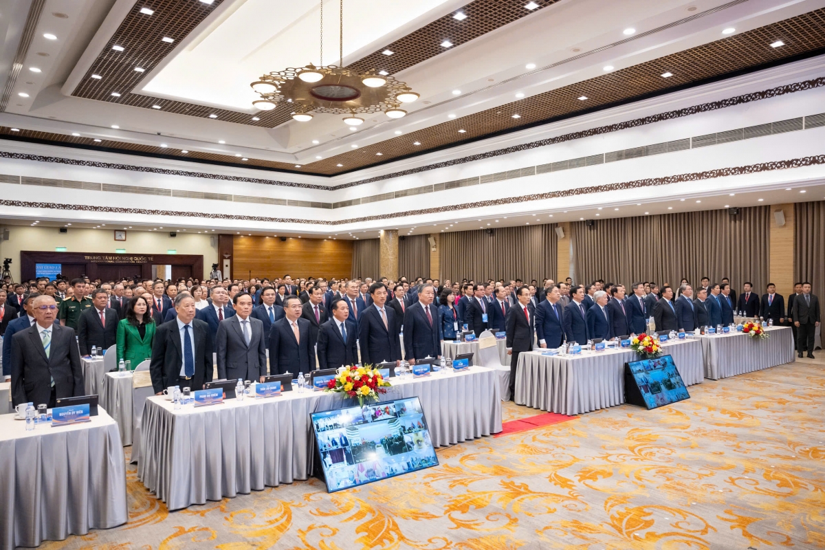 KPV-Generalsekretär und Staatspräsident To Lam und Delegierte nehmen an der Zeremonie zum Flaggenhissen teil. (Foto: Viet Cuong/VOV)