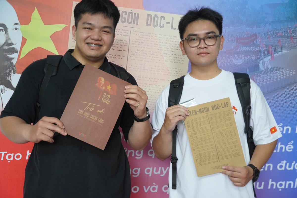 Trung Hau (mengenakan kemeja putih di sebelah kanan) mengantre selama hampir tiga jam untuk menyaksikan momen Presiden Ho Chi Minh membacakan Proklamasi Kemerdekaan. Foto: VOV-TP.HCM