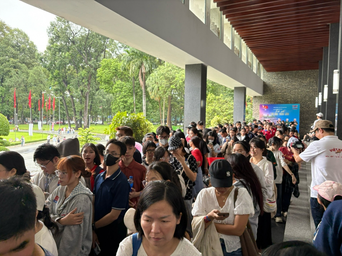 Karena hujan, panitia mengatur agar pengunjung mengantre di dalam ruangan, menunggu giliran untuk menikmati atraksi. Foto: VOV-Kota Ho Chi Minh