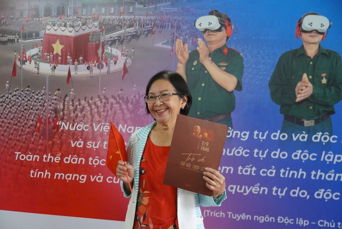 Ibu Duong Thi Kim Hoan dari Kecamatan Dong Hung Thuan 2 merasa terharu dan bangga setelah mengikuti kegiatan kali ini. Foto: VOV Kota Ho Chi Minh.