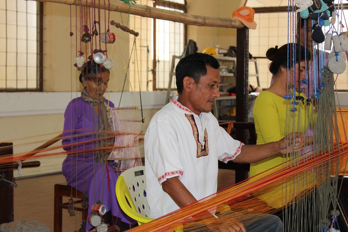 Beberapa laki-laki juga ikut memenun brokat di Koperasi Tenun Brokat Cham My Nghiep: (Foto: Doan Si/ VOV Kota Ho Chi Minh) 