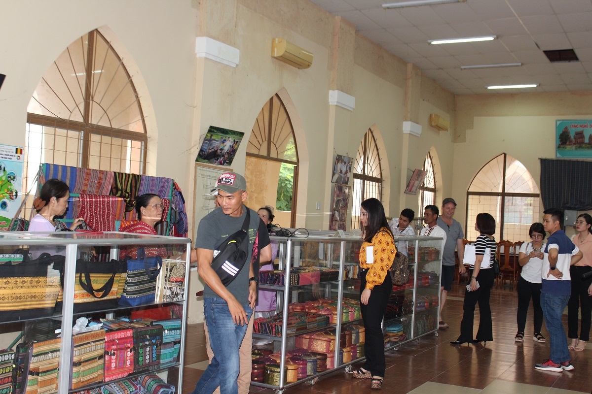 Besucher im Produktpräsentationsbereich der Genossenschaft für Brokatweberei My Nghiep. (Foto: Doan Si/VOV-Ho-Chi-Minh-Stadt)