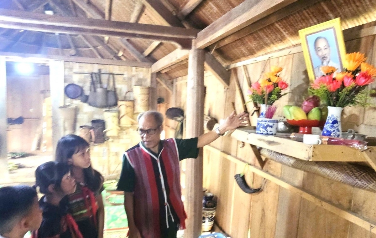 Di ruang utama rumah Moong, masyarakat Pa Co dari desa A Nam telah menempatkan sebuah altar Presiden Ho Chi Minh untuk memperingati kontribusinya. Foto: Le Hieu/VOV-Vietnam Tengah