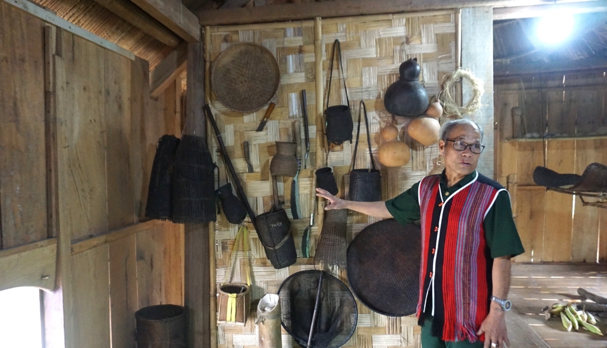 Rumah tradisional Moong milik masyarakat Pa Co dibangun dengan kayu, bambu, dan rotan, menampilkan struktur yang kokoh untuk beradaptasi dengan iklim pegunungan yang keras. Foto: Le Hieu/VOV-Vietnam Tengah