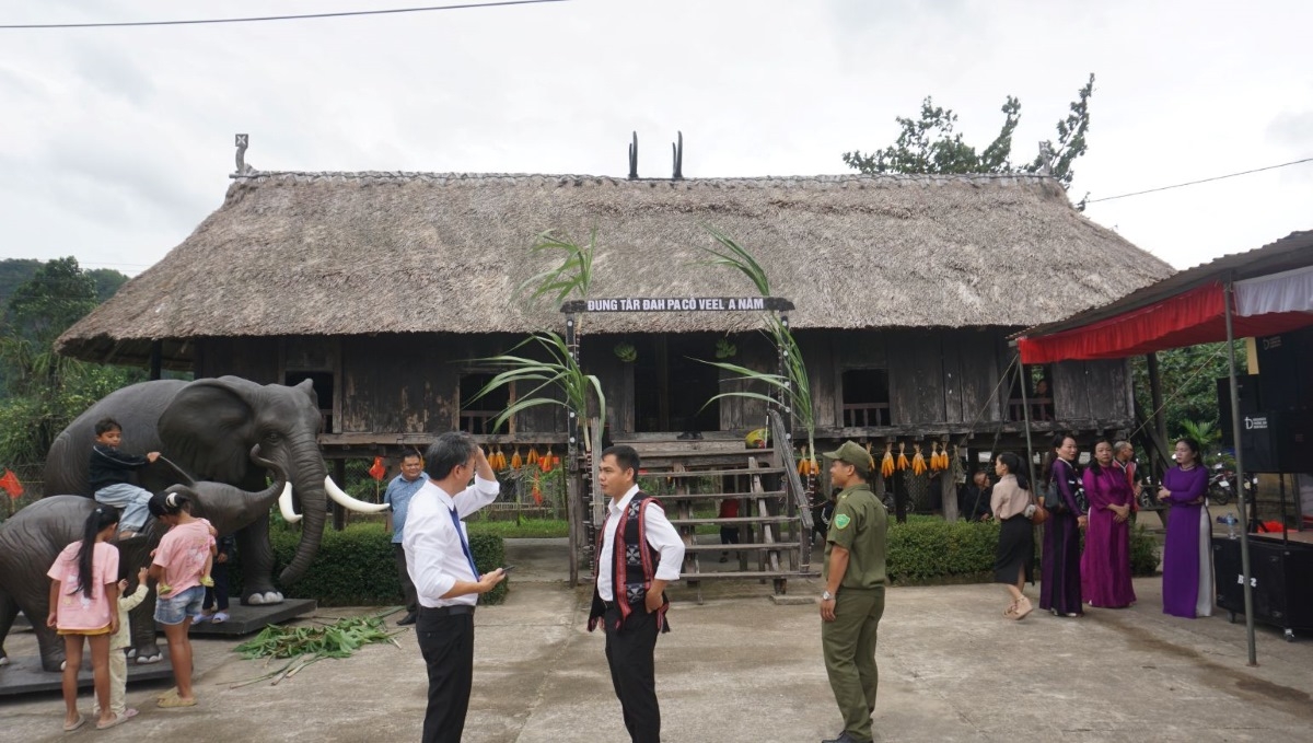 Rumah Moong bukan hanya tempat berkumpul dan beraktivitas bagi masyarakat, tetapi juga terkait erat dengan kehidupan keagamaan dan ritual tradisional kelompok etnis Pa Co. Foto: Le Hieu/VOV-Vietnam Tengah