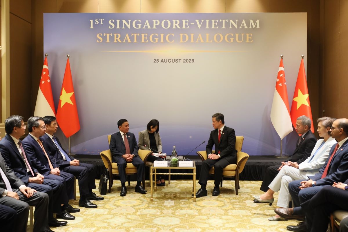 Anggota Tetap Sekretariat KS PKV Tran Cam Tu melakukan pertemuan dengan Wakil Sekretaris Jenderal Partai Aksi Rakyat Singapura (PAP), Menteri Pertahanan sekaligus Menteri Koordinator Pelayanan Publik Chan Chun Sing  (Foto: Van An/VOV)
