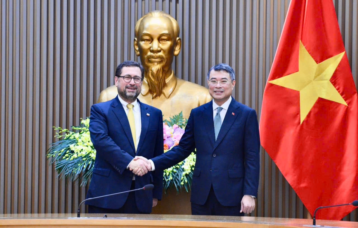 Prime Minister Le Minh Hung receives Chilean Foreign Minister Francisco Pérez Mackenna in Hanoi on August 25, 2026. (Lai Hoa/VOV)