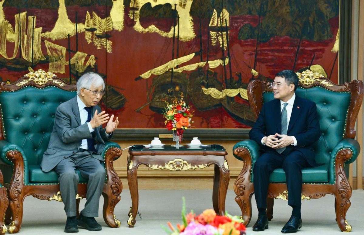 レ・ミン・フン首相（右）とチャン・タイン・バン教授（左）（写真：Lại Hoa/VOV）