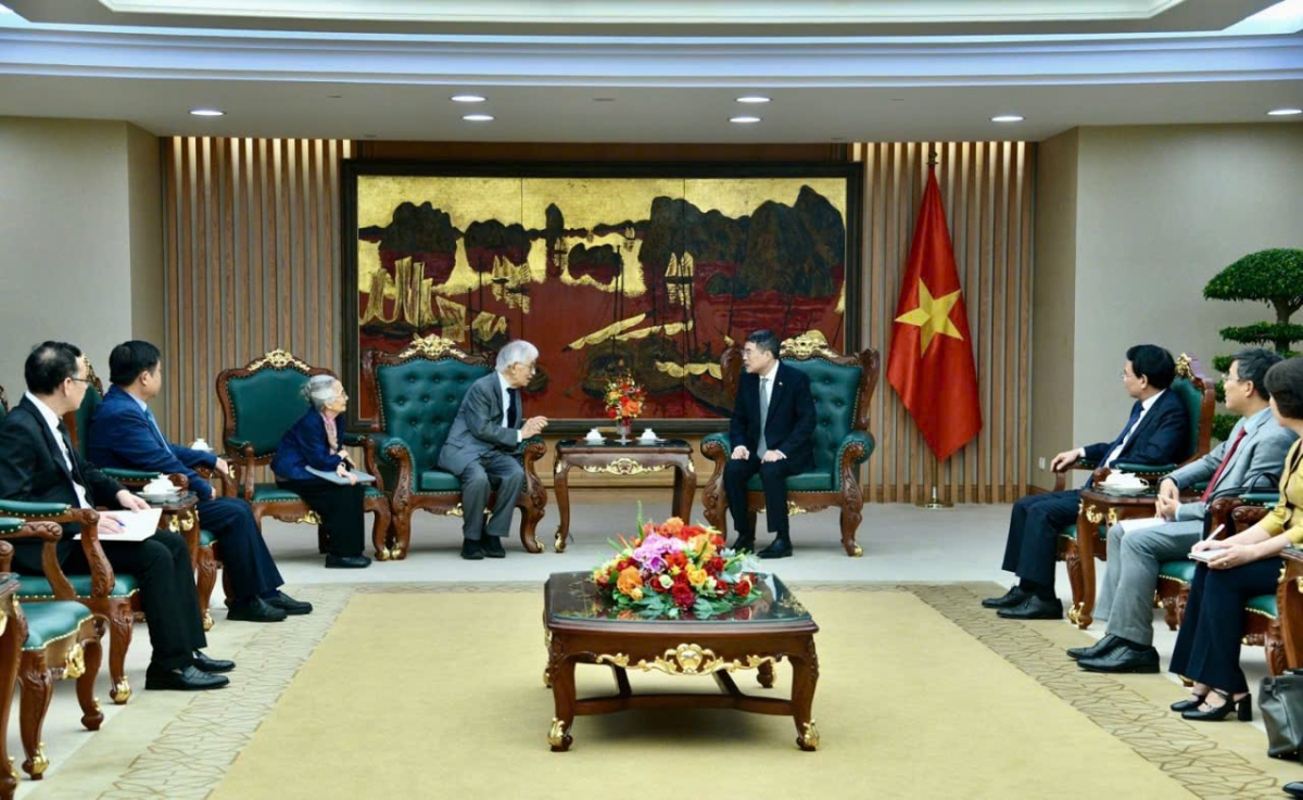 Prime Minister Le Minh Hung receives Prof. Tran Thanh Van and his spouse Prof. Le Kim Ngoc in Hanoi on Aug 24, 2026. (Photo: Lai Hoa/VOV)
