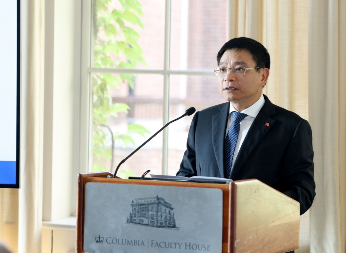 Deputy Prime Minister Nguyen Van Thang speaks at the Vietnam Leadership Program (VLP) 2026 at Columbia University in New York. (Photo: VOV)
