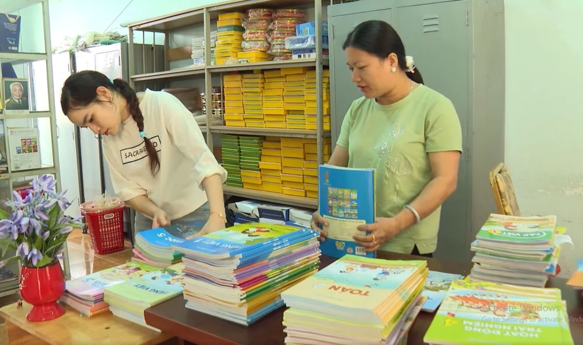 Sets of textbooks are prepared to support disadvantaged students. (Photo: Thien Ly/VOV-HCMC)
