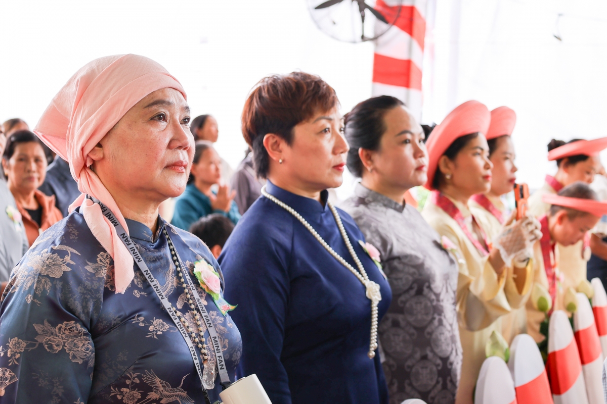 Followers and lay Buddhists attend the Vu Lan Festival at Ngu Hanh Son mountain. (Photo: VOV-Central Region)
