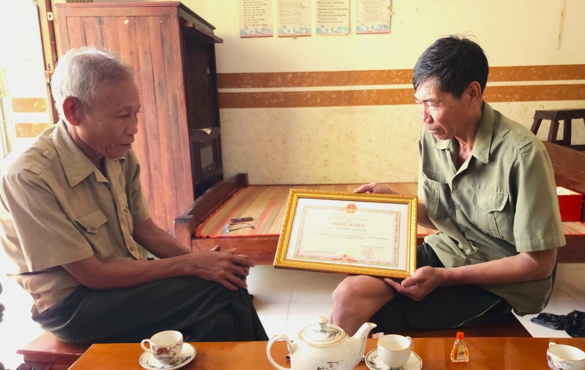 Bapak Nguyen Van Cha dianugerahi Sertifikat Penghargaan atas kontribusinya yang luar biasa. Foto: VOV
