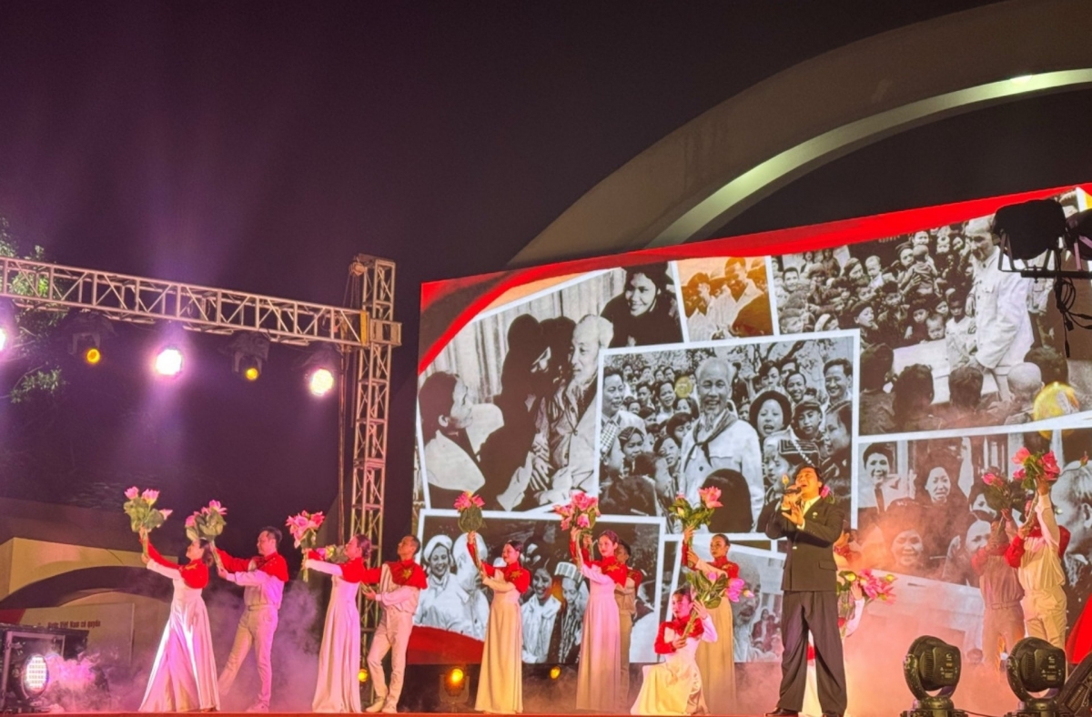 The “From the Autumn of Independence” program kicks off the series of activities with songs featuring the atmosphere of the August Revolution and National Day. Photo: Thuy Tien/VOV1