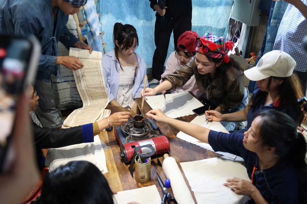 Wisatawan mendapat work shop pernawaan nila di sanggar pewarnaan nila Ta Xua (Foto: The Hung/VOV5)