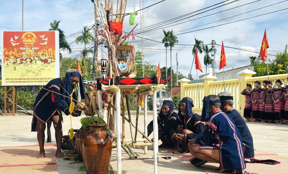 Praktik ritual dalam Upacara Memohon Hasil Panen masyarakat etnis Ba Na di Desa XiThoại. (Foto: Le Biet/VOV Tay Nguyen)