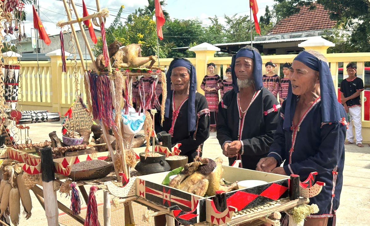 Upacara Memohon Hasil Panen masyarakat Ba Na pun resmi dimulai (Foto: Le Biet/VOV Tay Nguyen)