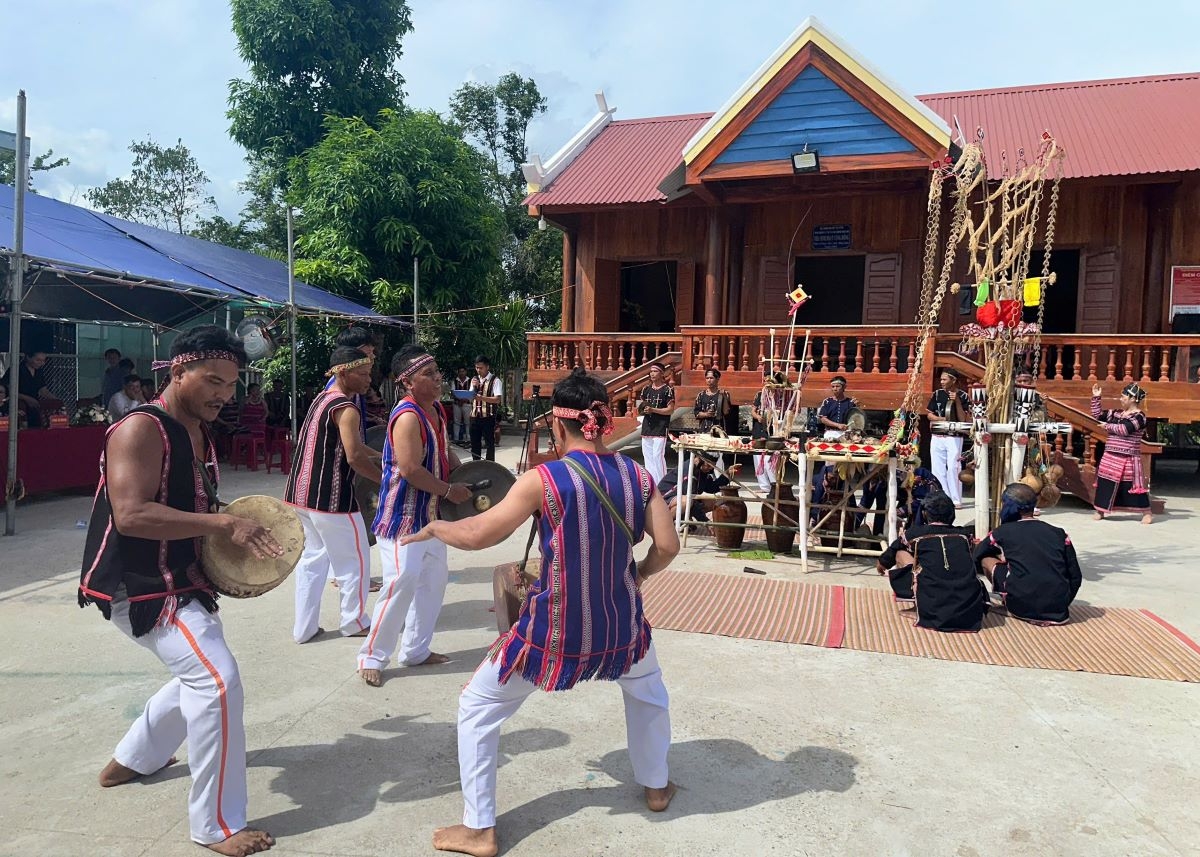 Pertunjukan tabuhan gendang ganda, gong tiga, dan gong lima dalam Upacara Memohon Hasil Panen masyarakat etnis Ba Na. (Foto: Le Biet/VOV Tay Nguyen)