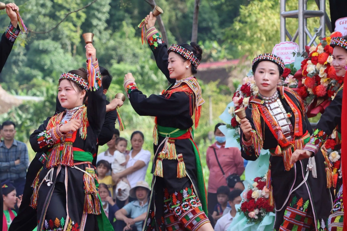 Locals ethnic people dressed in colorful traditional customs perform at the festival. (Photo: Thua Xuan/VOV)