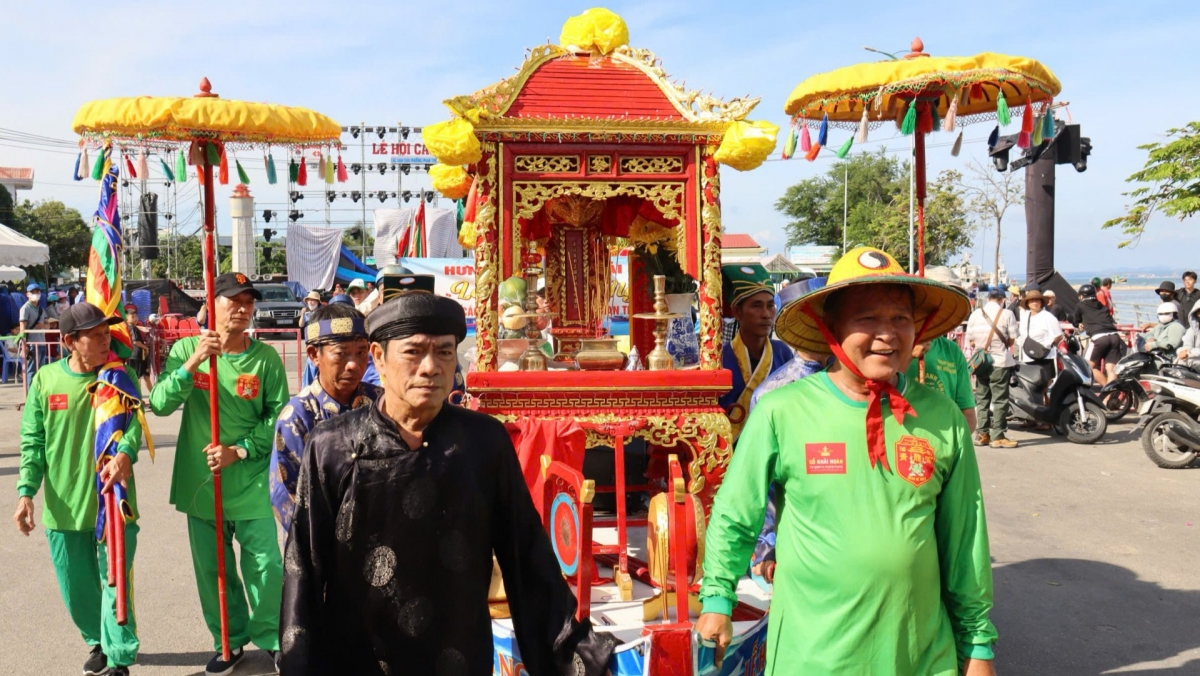 The ceremonial procession carries the altar from Phan Thiet Port to Van Thuy Tu Temple (Photo: Quang Sang/ VOV correspondent in the Central Highlands)