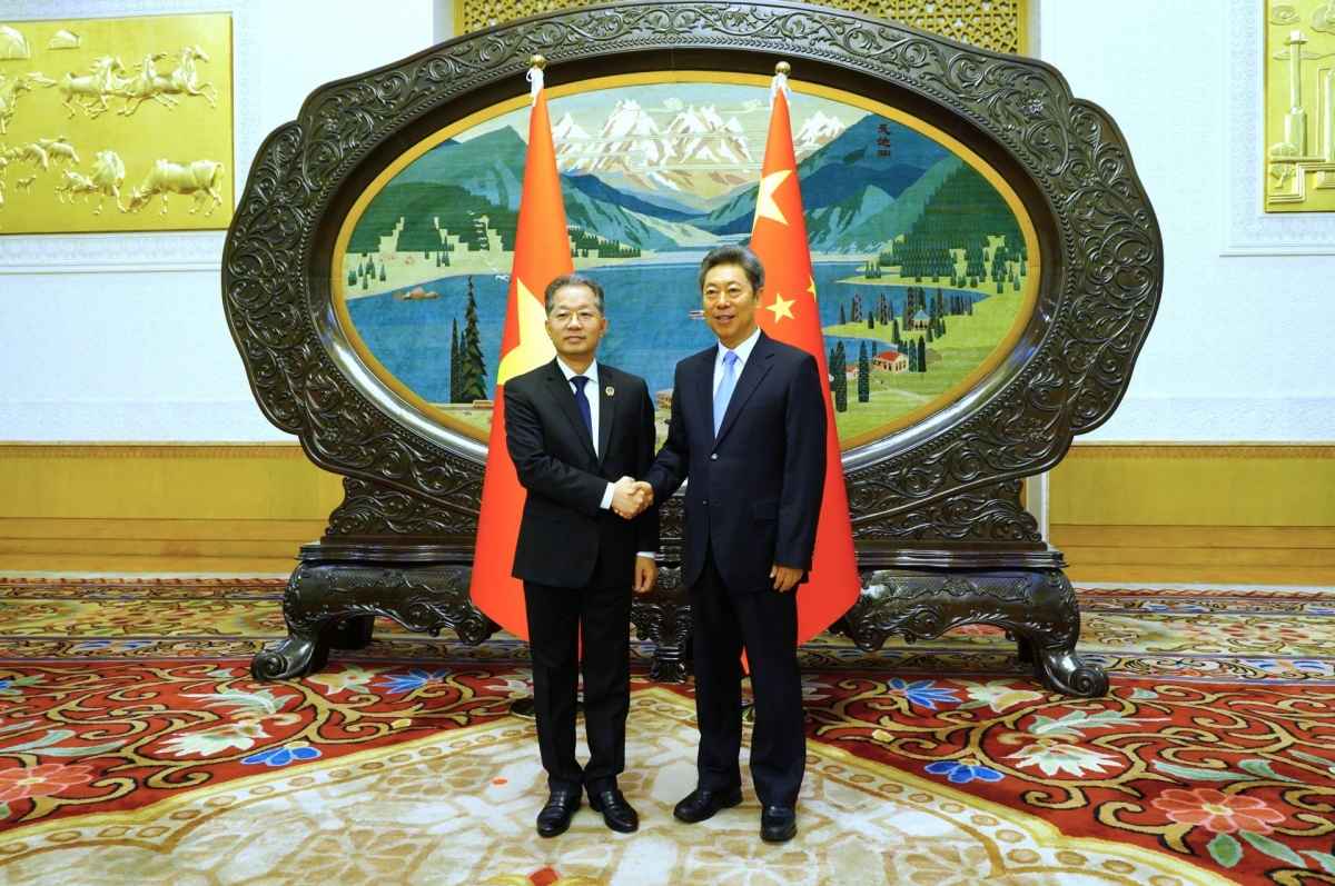 越南最高人民法院院长阮文广（左）与中国中央政法委书记陈文清（右）