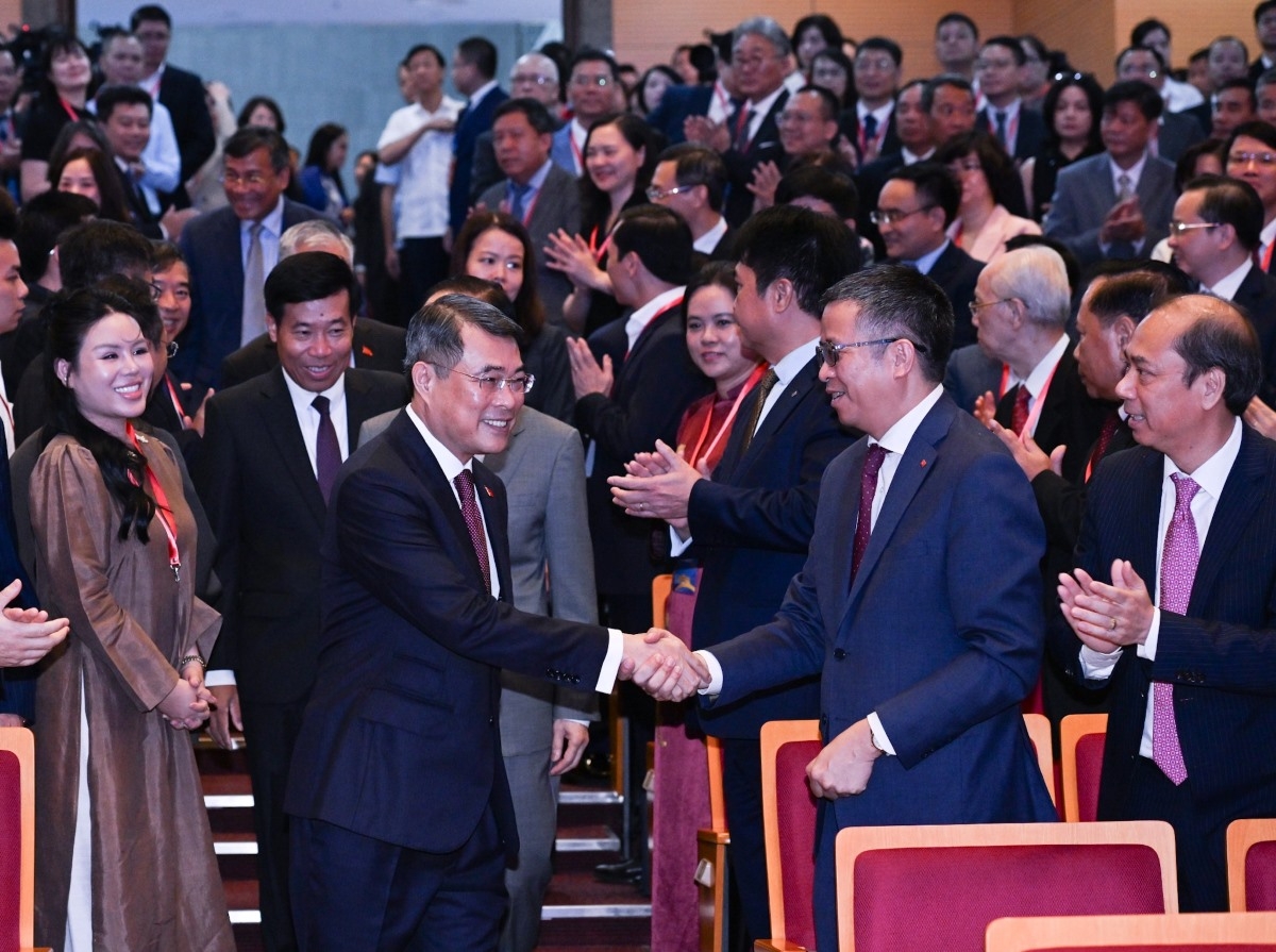 Prime Minister Le Minh Hung meets delegates at the plenary session of the 33rd Diplomatic Conference, Hanoi, August 4, 2026. (Photo: Lai Hoa/VOV)