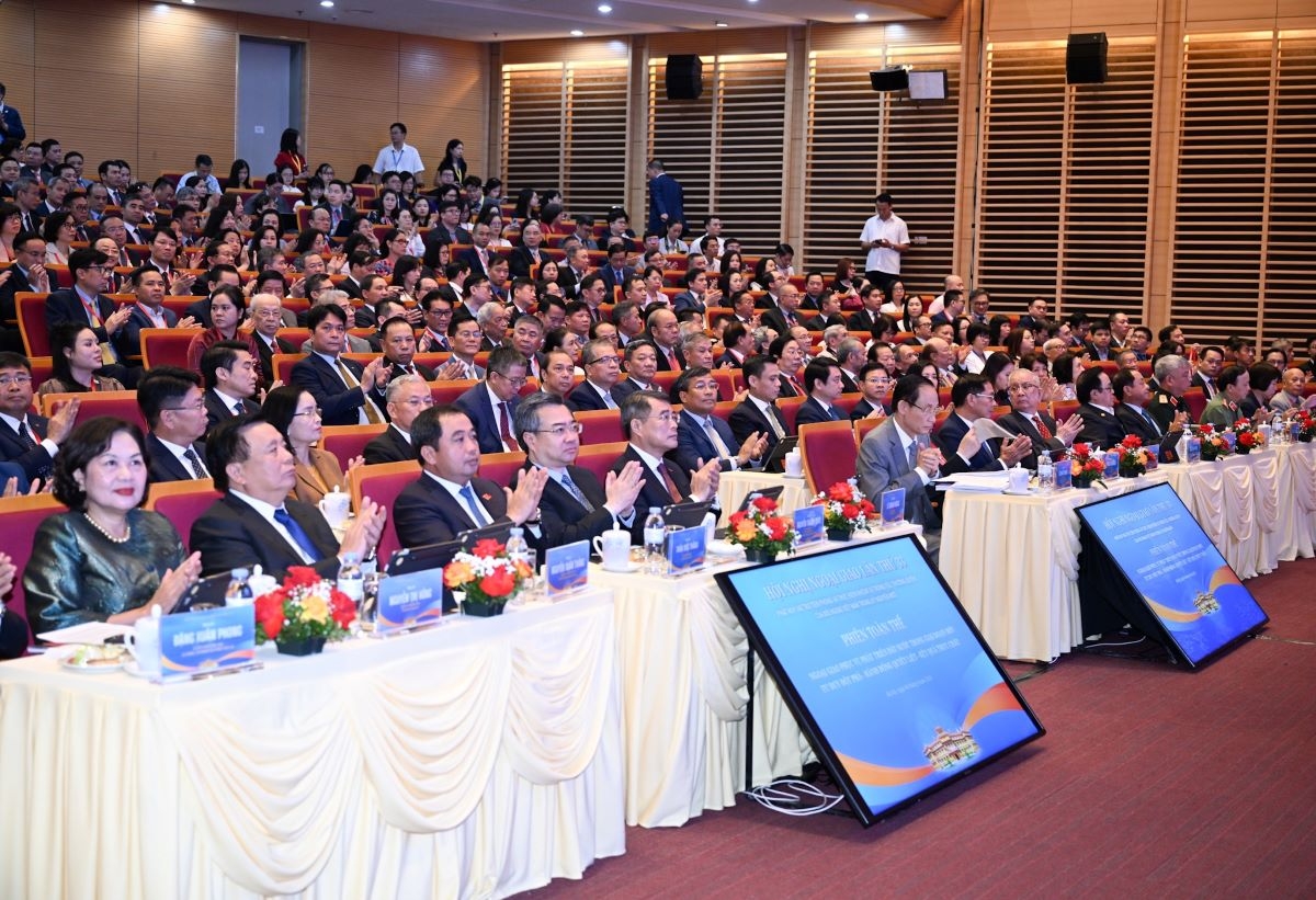 Prime Minister Le Minh Hung and other delegates at the plenary session of the 33rd Diplomatic Conference. (Photo: Lai Hoa/VOV)