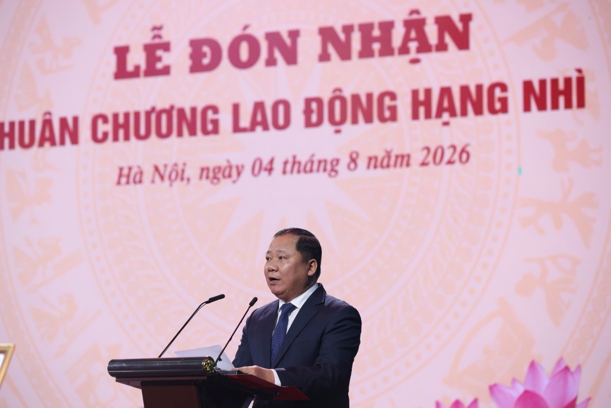 El vicepresidente del Comité Central del Frente de la Patria de Vietnam, Nguyen Phi Long, interviene en el acto. Foto: Ha Nam/VOV