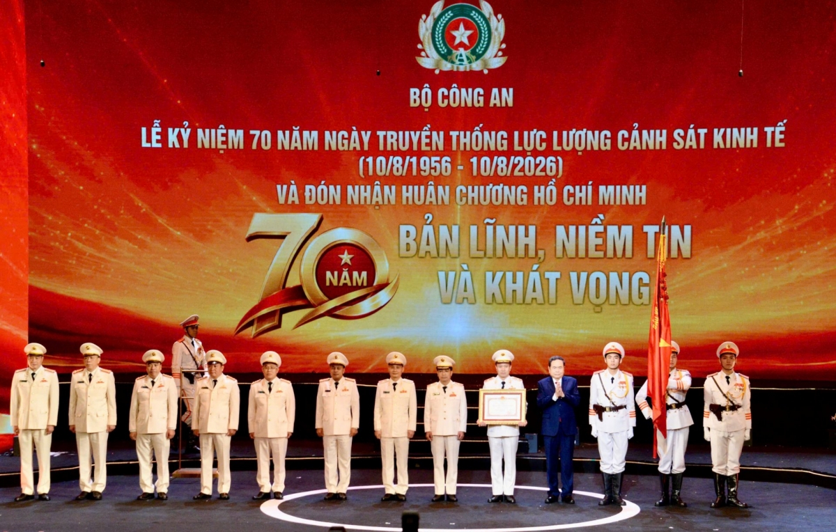 National Assembly Chairman Tran Thanh Man presents the Ho Chi Minh Order to the Economic Police force. (Photo: Le Tuyet/VOV)