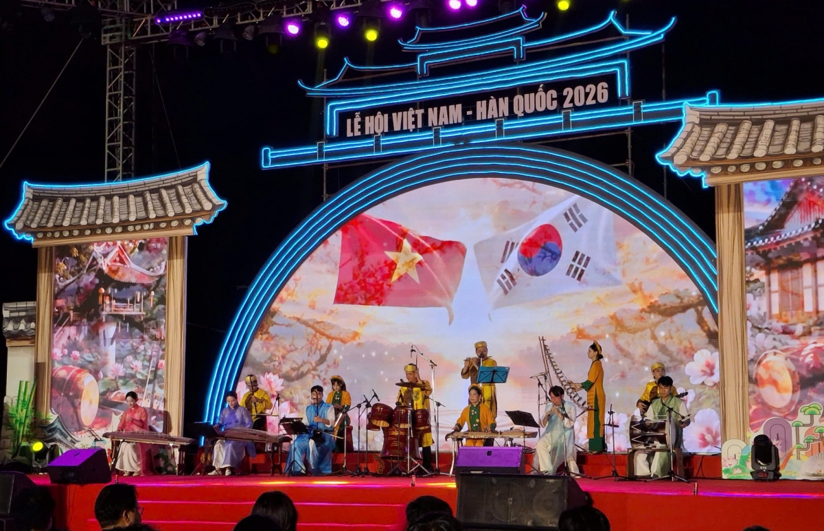 Artists perform at the opening ceremony. (Photo: Dinh Thieu/VOV Central Region)