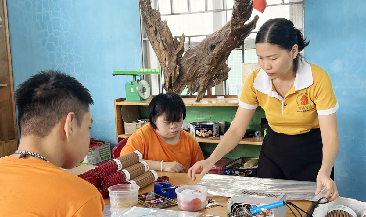 (ບໍ່ເຄີຍມີຕອນຮຽນໃດຂອງພວກນ້ອງຜູ້ປະສົບເຄາະຮ້າຍຈາກທາດພິດສີສົ້ມ/ດີໂອຊິນ ມີໜ້າຄົບ)