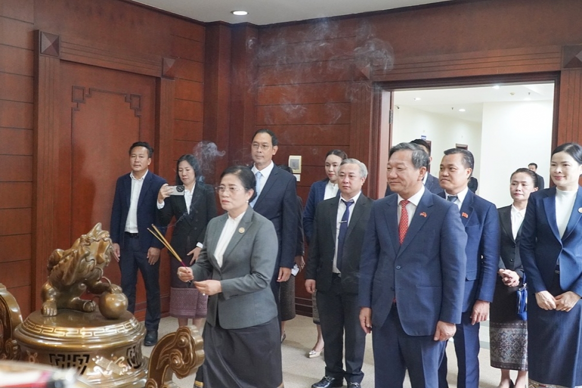 Bà Pingkham Lasasimma, Phó Chủ nhiệm Uỷ ban Kiểm tra Trung ương cùng đoàn thắp hương trước bàn thờ Bác Hồ tại Đại sứ quán. Ảnh: Cảnh Thành/VOV